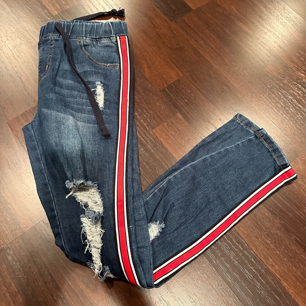 Cute jeans with red/white stripe I loved wearing for gamedays !